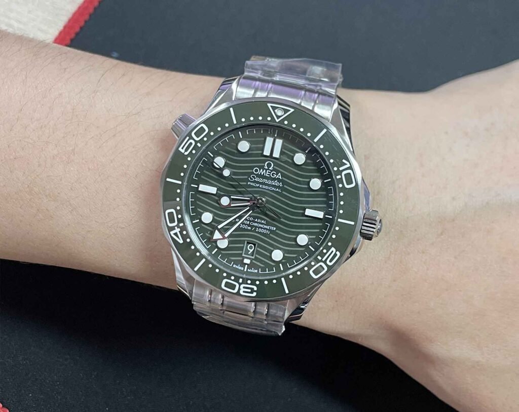 Super Clone Watches Wearing Experience-VS factory Omega green seamaster real wearing picture
